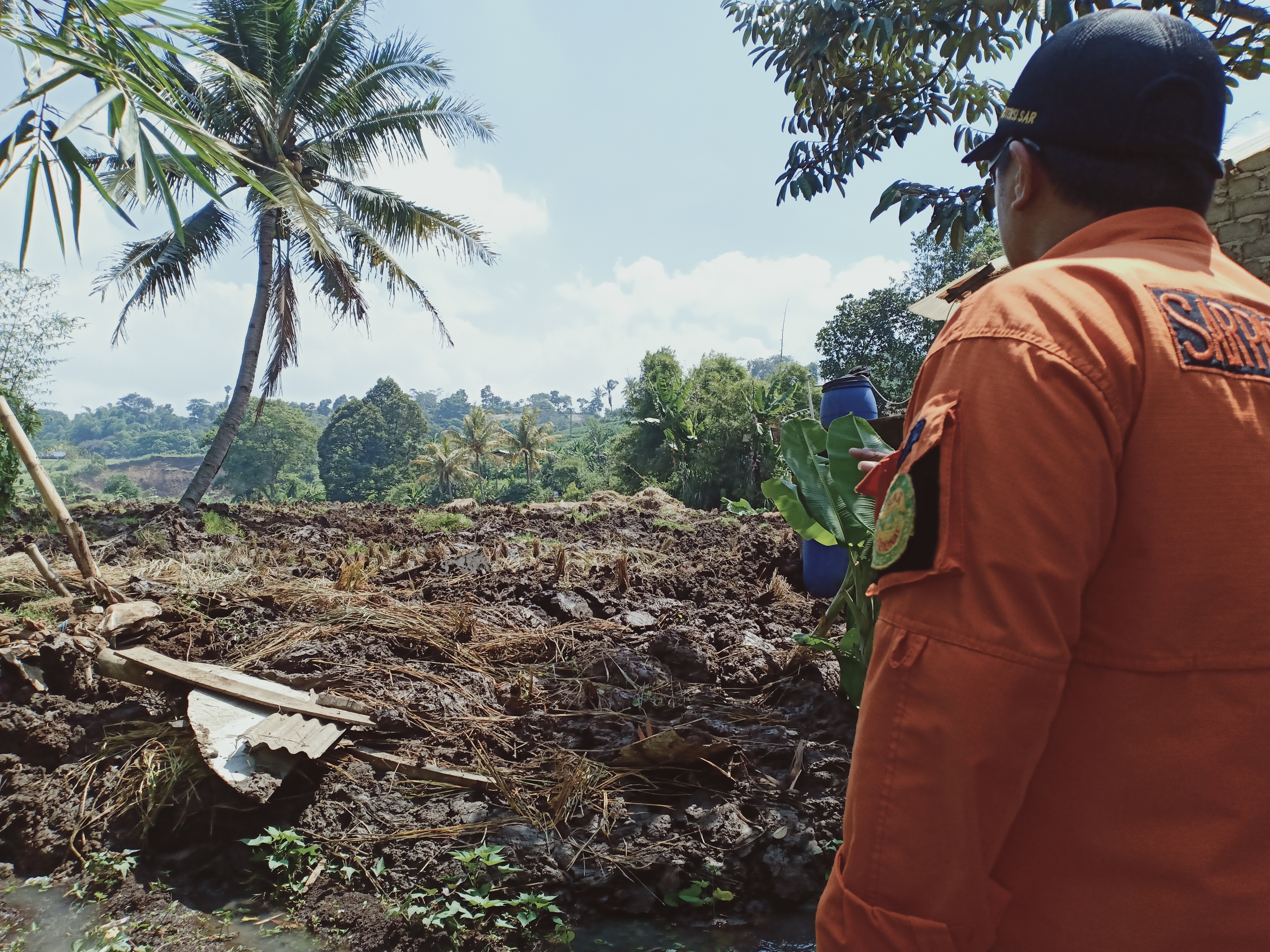 Petugas memantau lokasi pergerakan tanah dan longsor di Kampung Hegarmanah, RT 03/04, Desa Sukatani, Kecamatan Ngamprah, Bandung Barat 