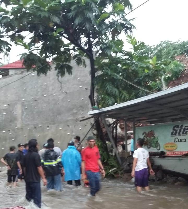 Tanggul di dua RW (RW 8 dan RW 26) Kompleks Pondok Tirta Mandala jebol.