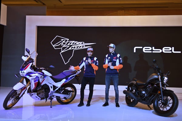 Africa Twin 1100L (kiri) dan Rebel 500 di Jakarta, Selasa (4/2/2020).