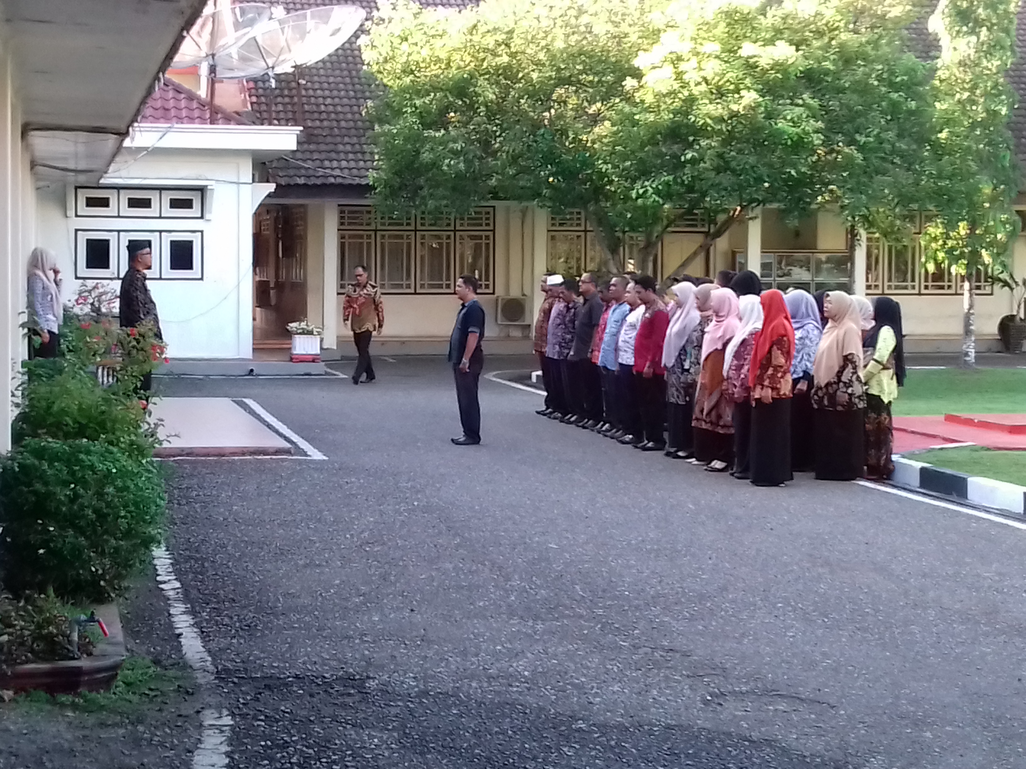 PNS Dengan jumlah sangat sedikit  yang ikut apel pagi di halaman tengah kantor Bupati Pidie.