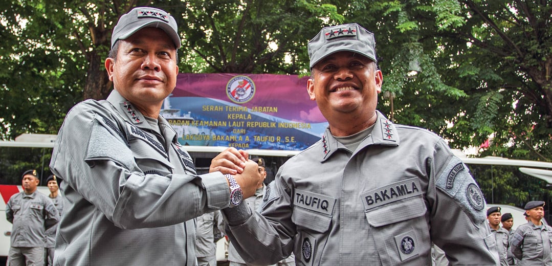 Kepala Bakamla Laksamana Madya Aan Kurnia (kiri) melakukan salam komando dengan pejabat lama Laksamana Madya (Purn) Achmad Taufi qoerrochman