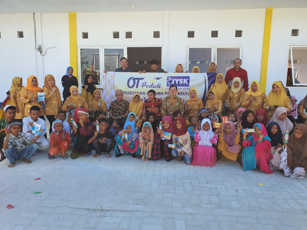 Yayasan Orang Tua Grup Peduli menyalurkan bantuan senilai lebih dari Rp4 miliar rupiah untuk membangun kembali dua panti asuhan.