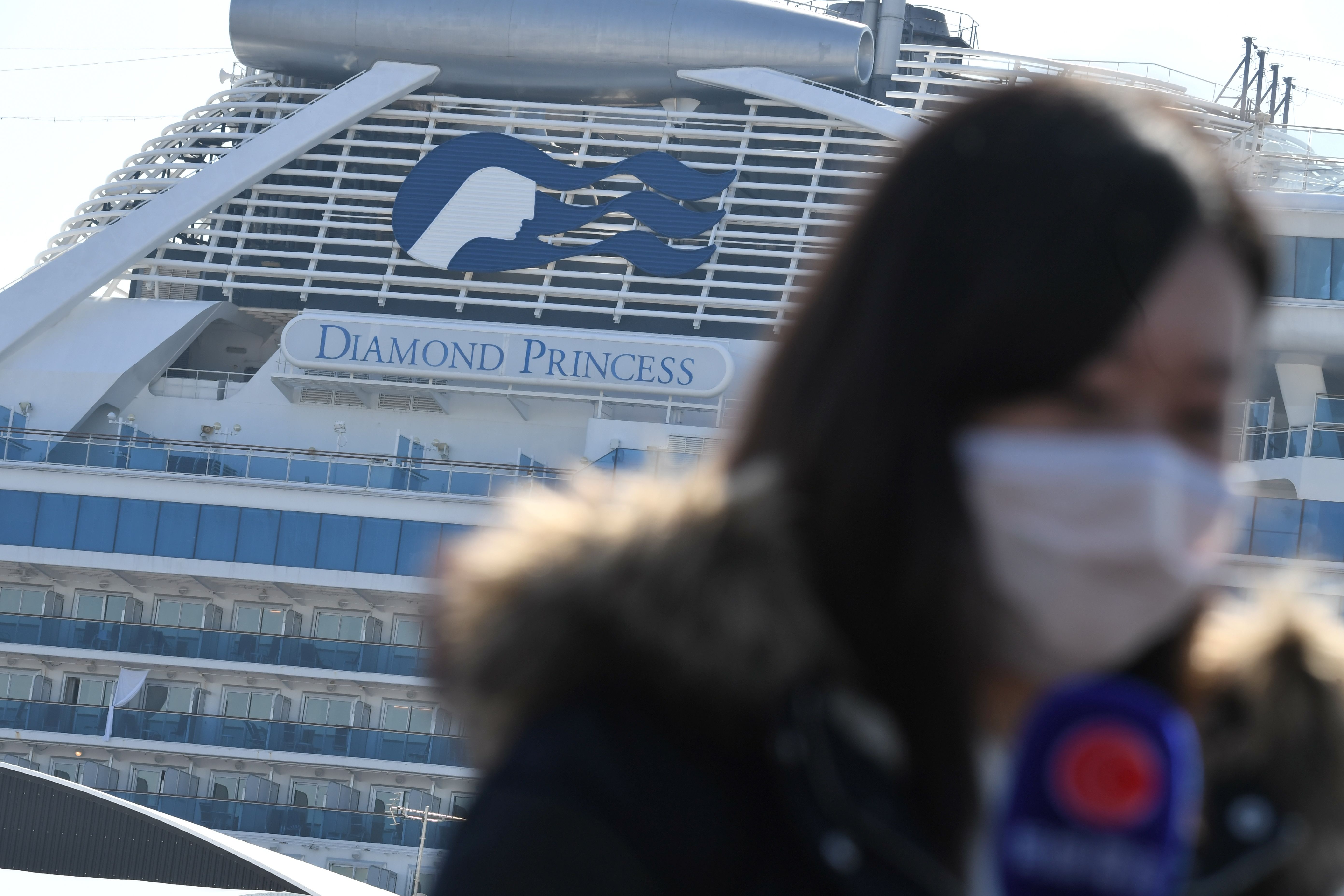 Kapal pesiar Diamond Princess berada di terminal pelabuhan Yokohama, Jepang. 