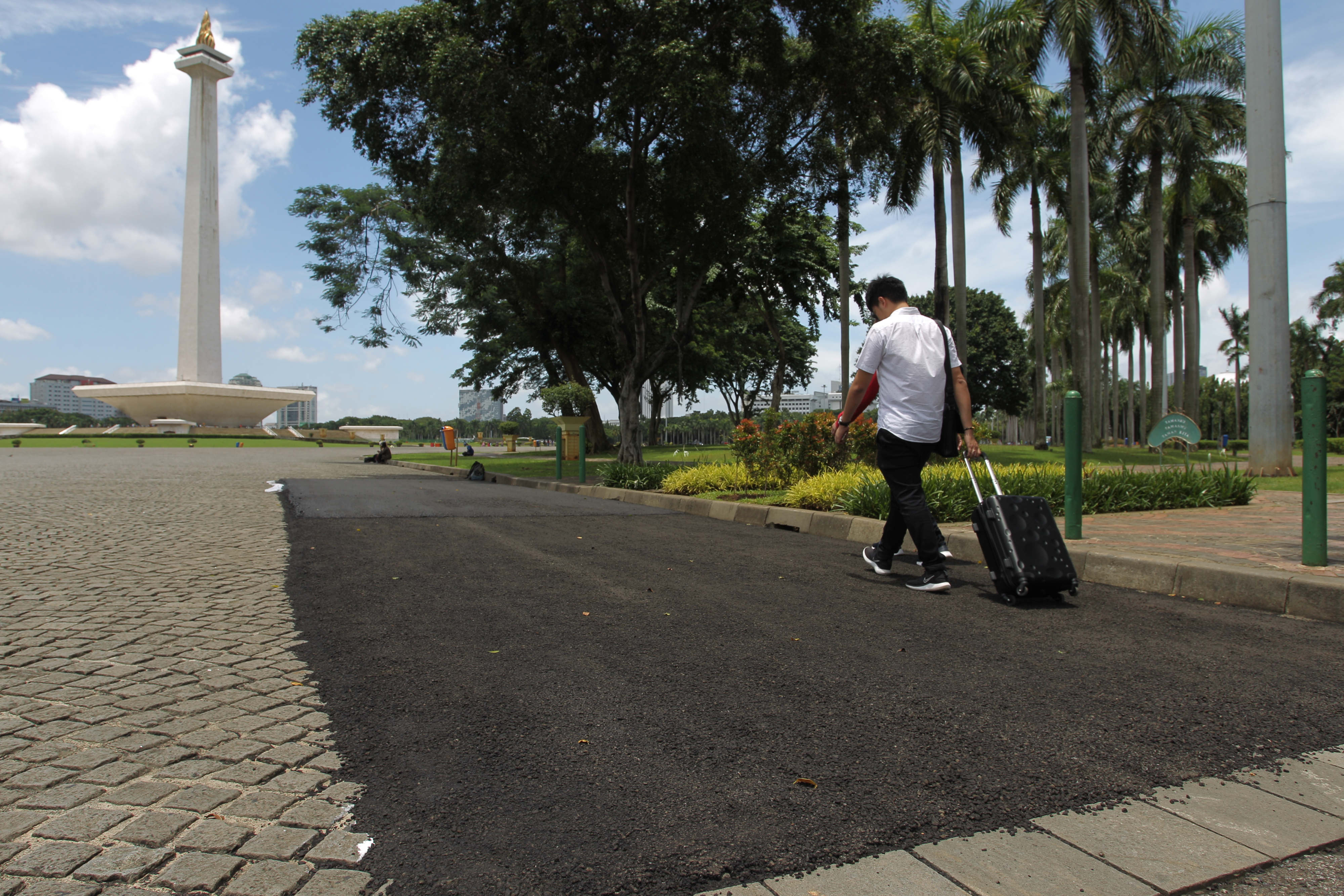 Uji coba pengaspalan persiapan gelaran Formula E di kawasan Monas, Jakarta, Sabtu (22/2)
