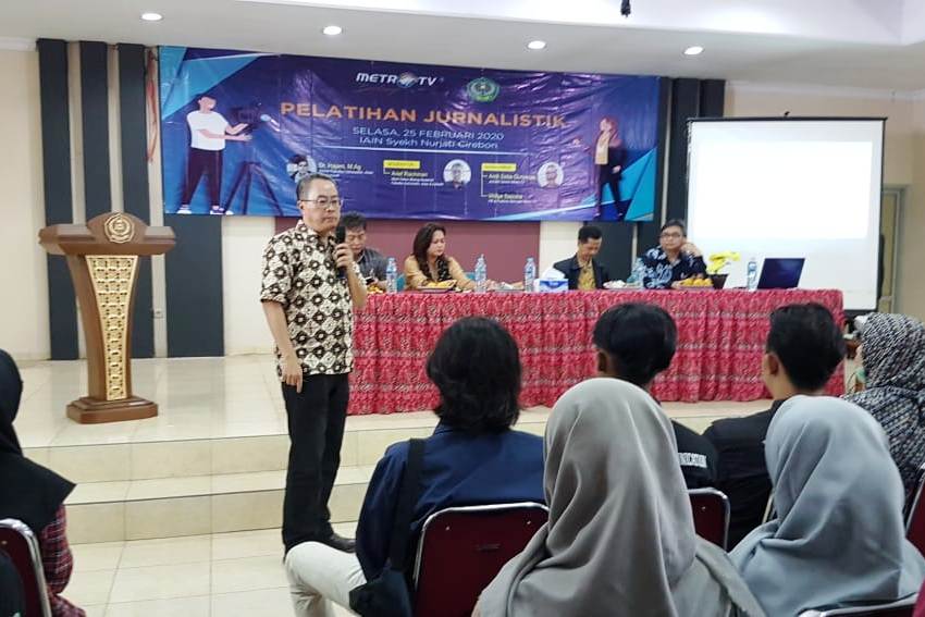 Wartawan senior Metro TV, Andi Setia Gunawan memberikan materi dalam pelatihan jurnalistik di IAIN Syekh Nurjati, Cirebon, Jabar.