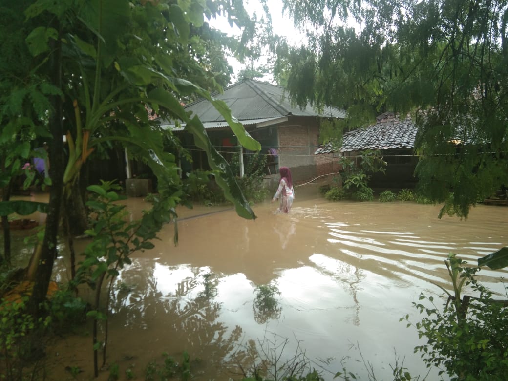 Banjir di Desa Tamanmekar Kecamatan Pangkalan dan Desa Wanajaya Kecamatan Telukjambe Barat Karawang, Senin (24/2).