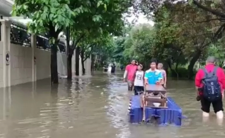 Banjir di kawasan Pulomas, Jakarta, Minggu (23/2)