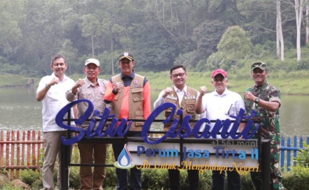 Peninjauan kondisi pembibitan dan Situ Cisanti sebagai mata air Sungai Citarum di Desa Tarumajaya, Kertasari, Kabupaten Bandung.