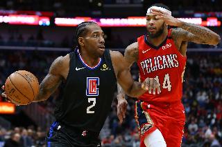 Aksi pemain LA Clippers Kawhi Leonard (kiri) yang dibayangi  Brandon Ingramda dari New Orleans Pelicans.