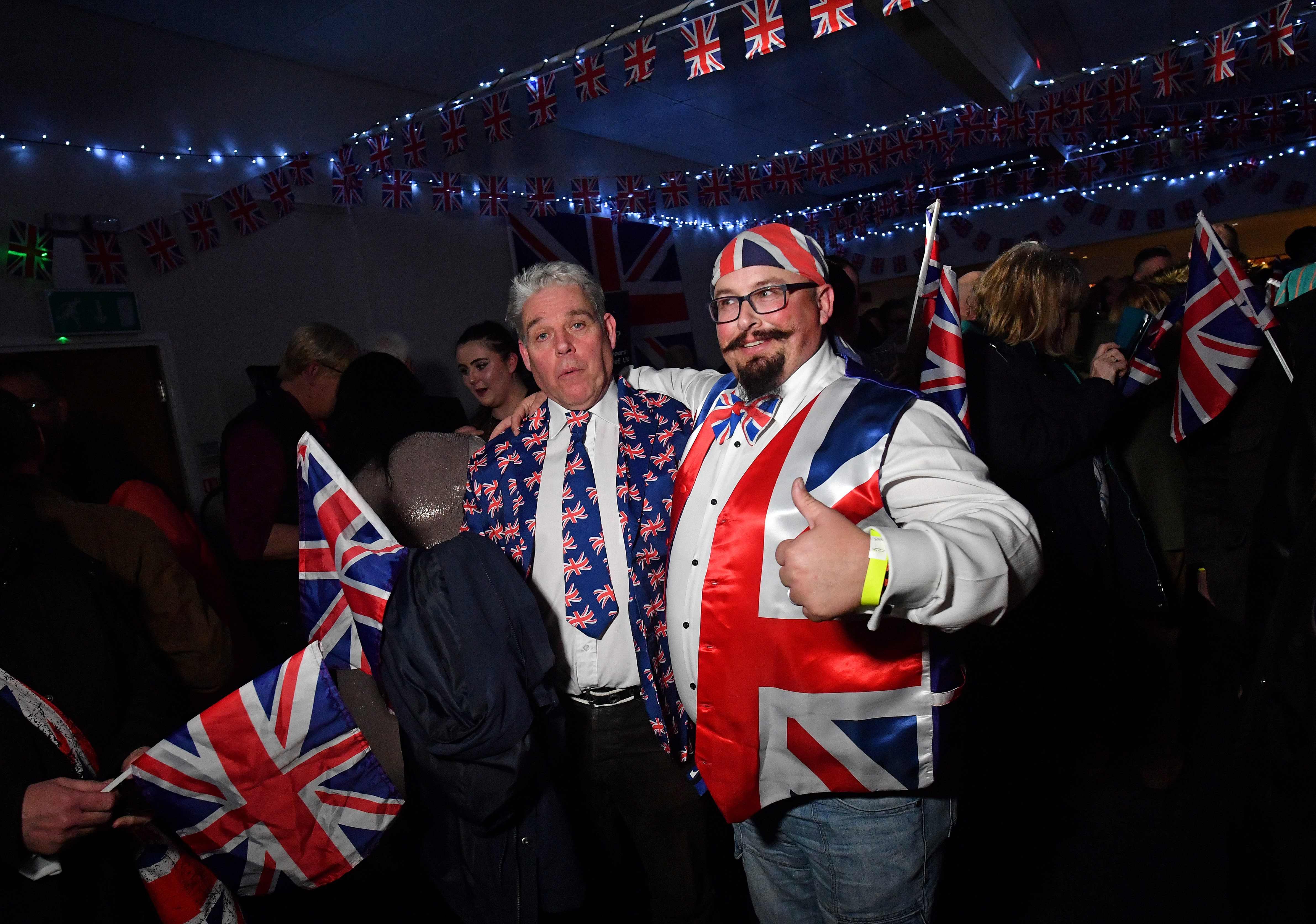 Sejumlah warga merayakan keluarnya Inggris dari Uni Eropa (Brexit) di Kota Morley.
