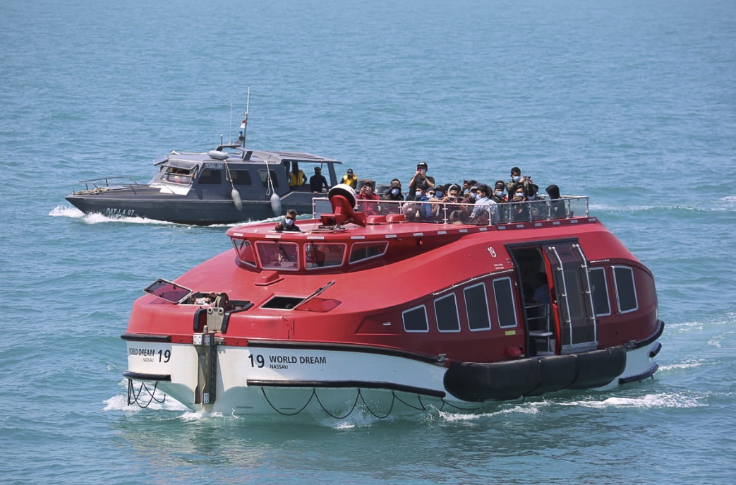 WNI kru kapal World Dream naik kapal untuk dipindahkan ke KRI dr Soeharso yang difasilitasi TNI AL, di Selat Durian Kepulauan Riau.