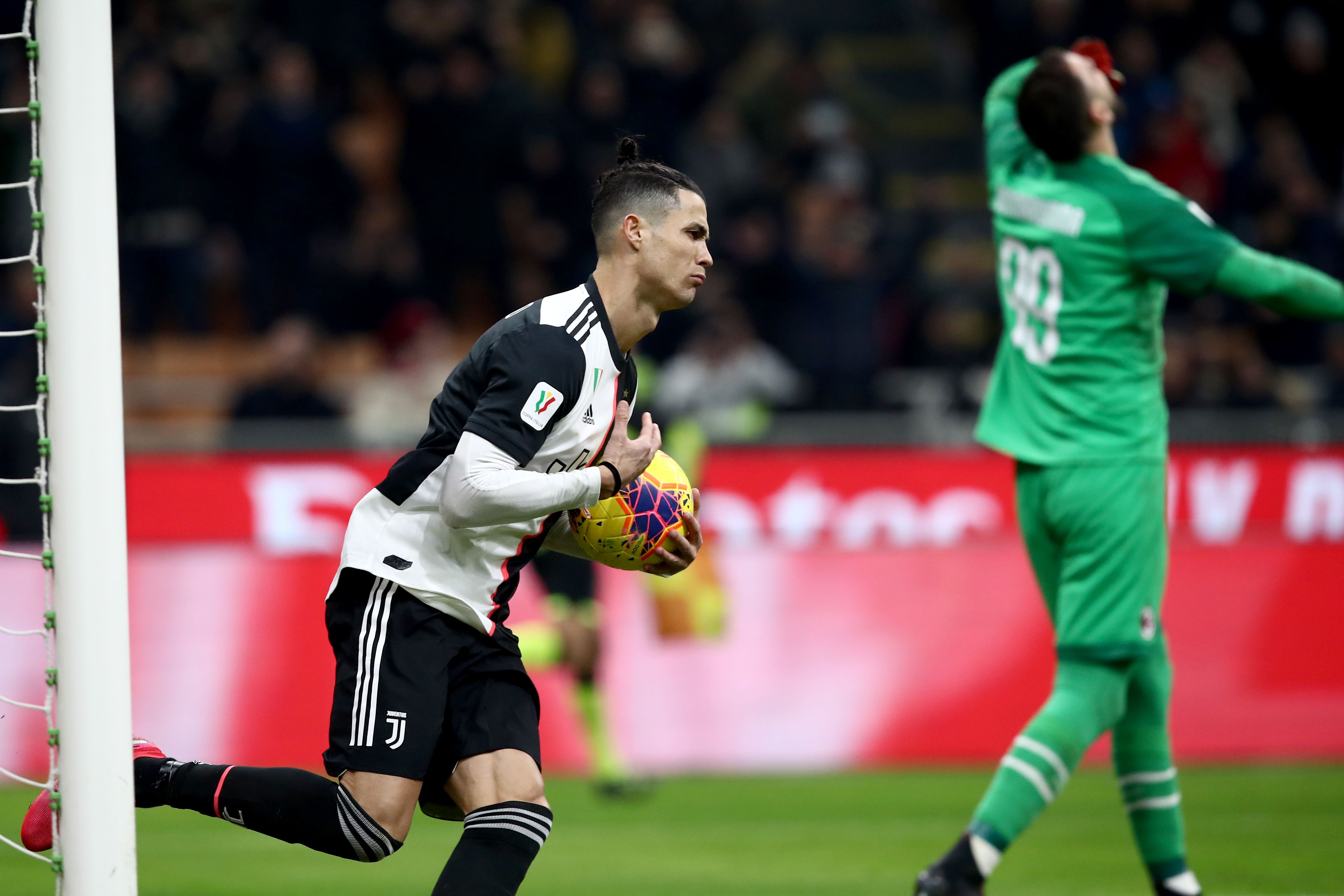 Penyerang Juventus Cristiano Ronaldo (kiri) mengambil bola usai mencetak gol ke gawang AC Milan dari titik penalti di laga Coppa Italia.