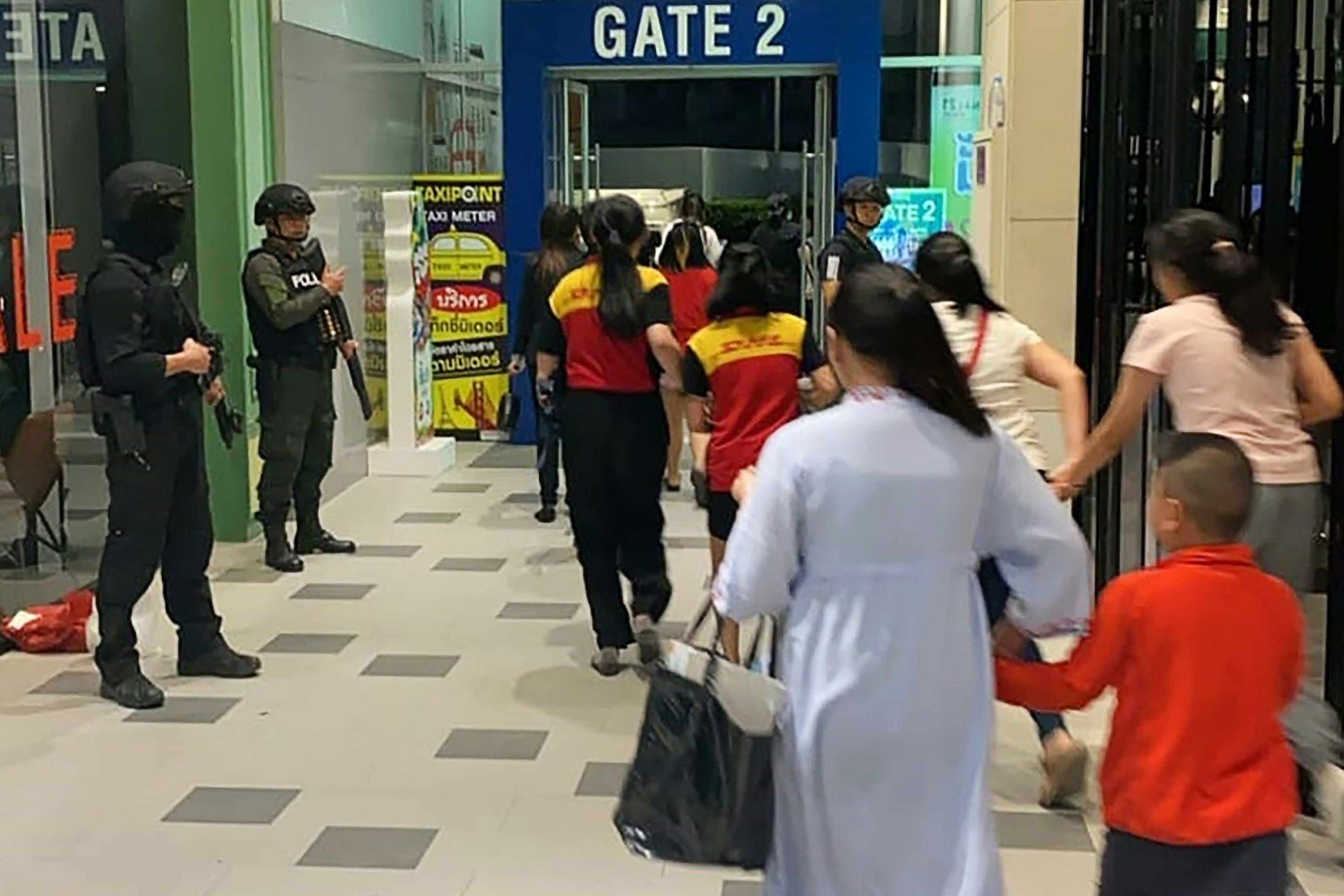 Warga dievakuasi dari pusat perbelanjaan di Nakhon Ratchasima setelah polisi menyerbu untuk menjinakan seorang pria bersenjata.