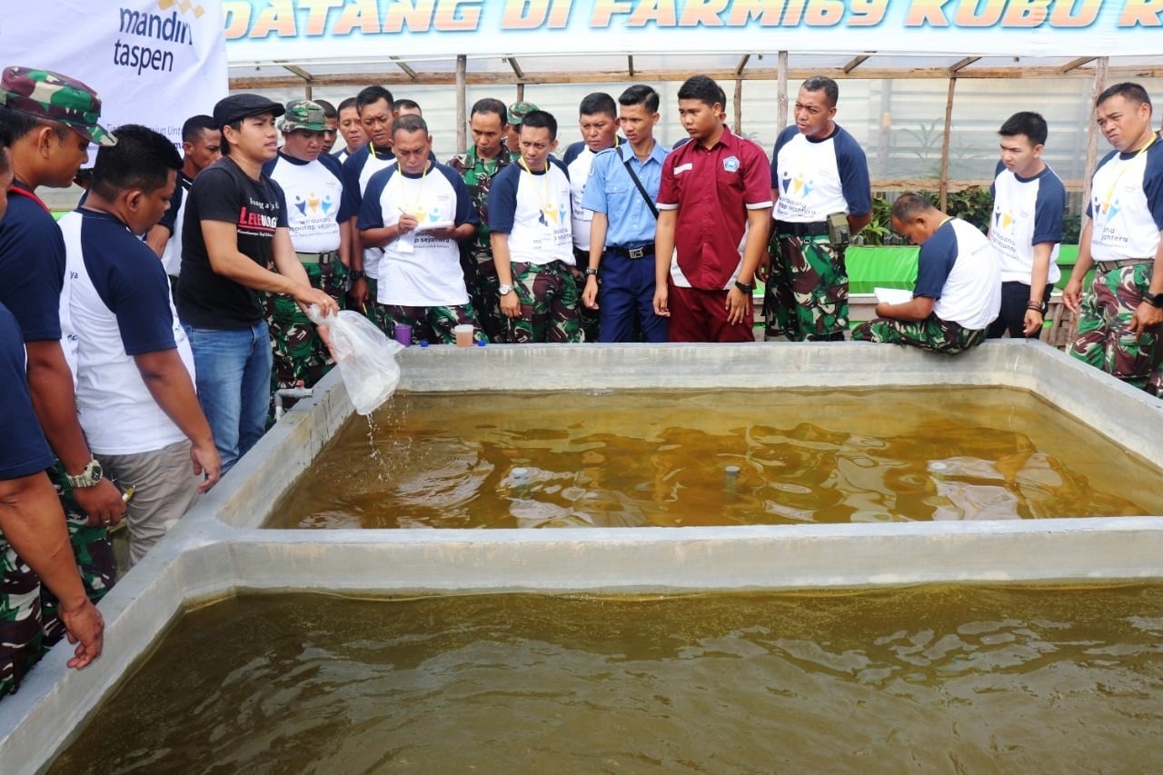 PT ASABRI Cabang ekerja sama dengan Bank Mandiri Taspen dan KODAM XII/Tanjungpura menggelar acara budidaya ikan lele.