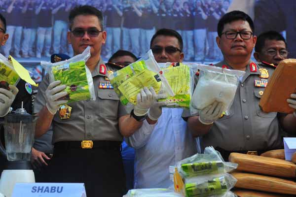  Kapolda Jambi Irjen Pol Firman Shantyabudi (kiri), Wakapolda Brigjen Pol Dul Alim (kanan), menunjukkan barang bukti.