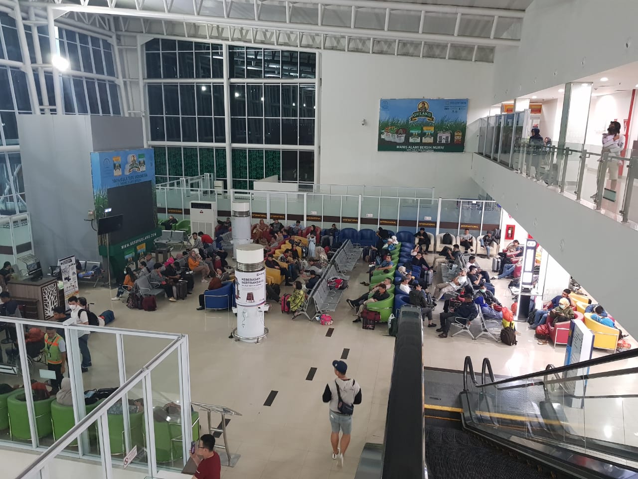 Penumpang Lion Air JT 0243  yang terlantar di Bandara Radin Inten