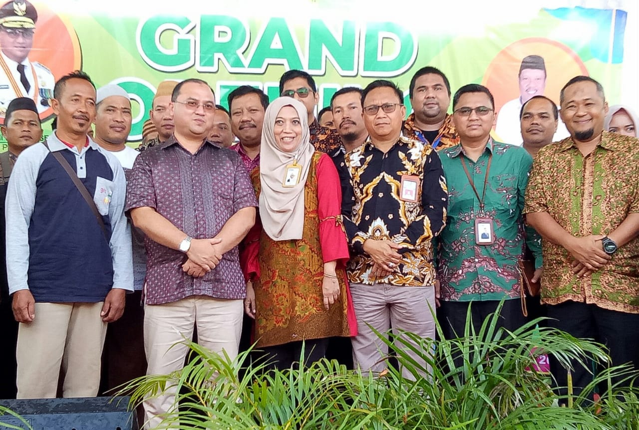 Gubernur Babel Erzaldi Rosman Djohan saat meresmikan Distribusi Center (DC) Berkah Mart Bangka Belitung di Pangkalpinang, Jumat (21/2).