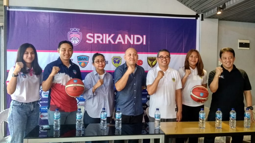 Deddy Setiawan (tengah) bersama dengan perwakilan dari klub peserta liga bola basket putri Srikandi Cup 2020, Minggu (2/2).