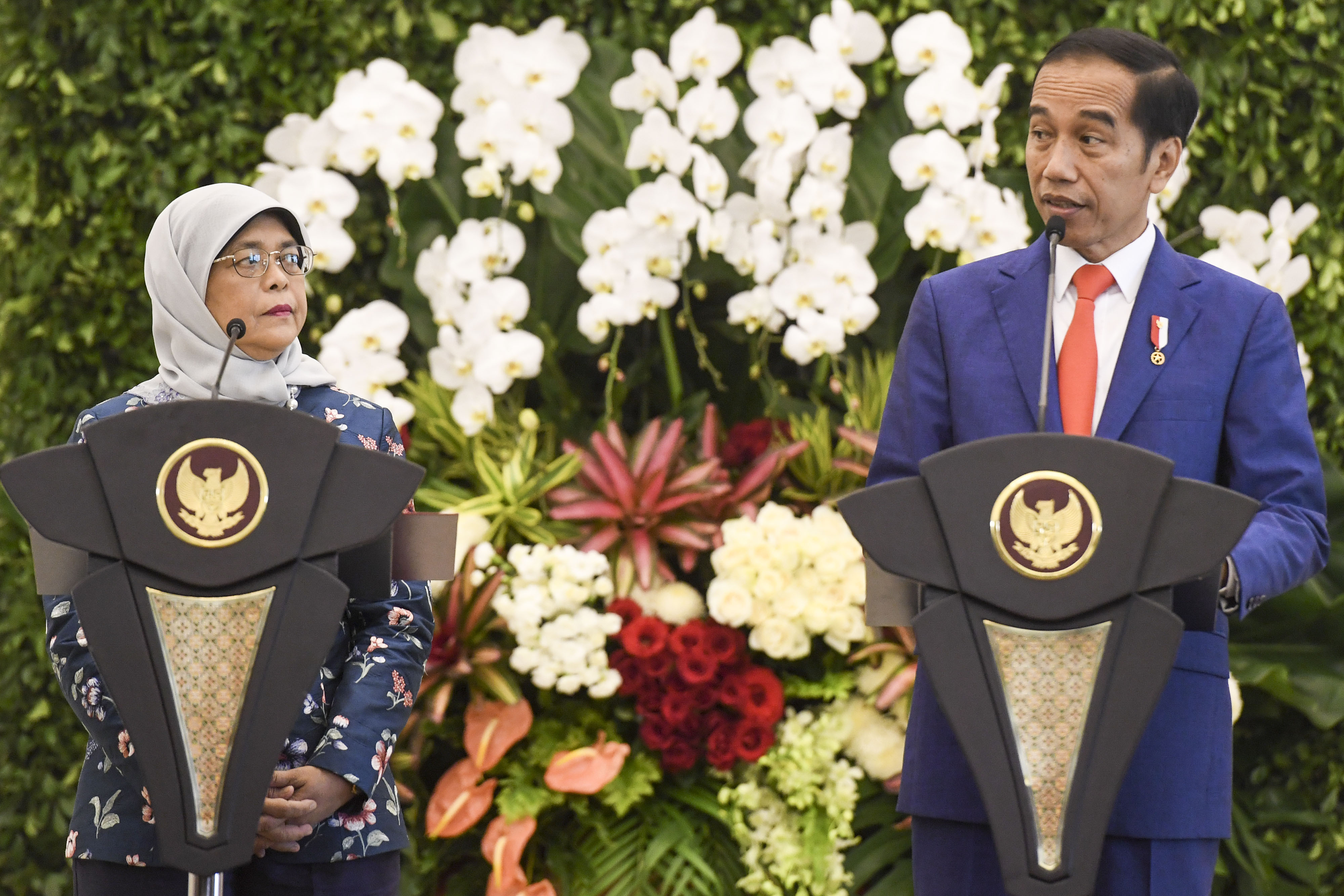  Presiden Joko Widodo (kanan) bersama Presiden Singapura Halimah Yacob (kiri) memberikan keterangan pers