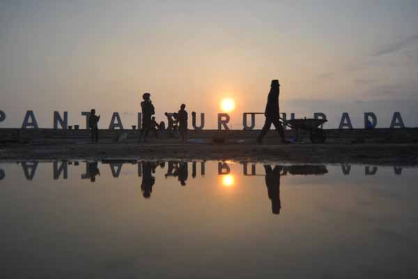 ilustrasi :  Pantai Puruih di Padang, Sumatra Barat.