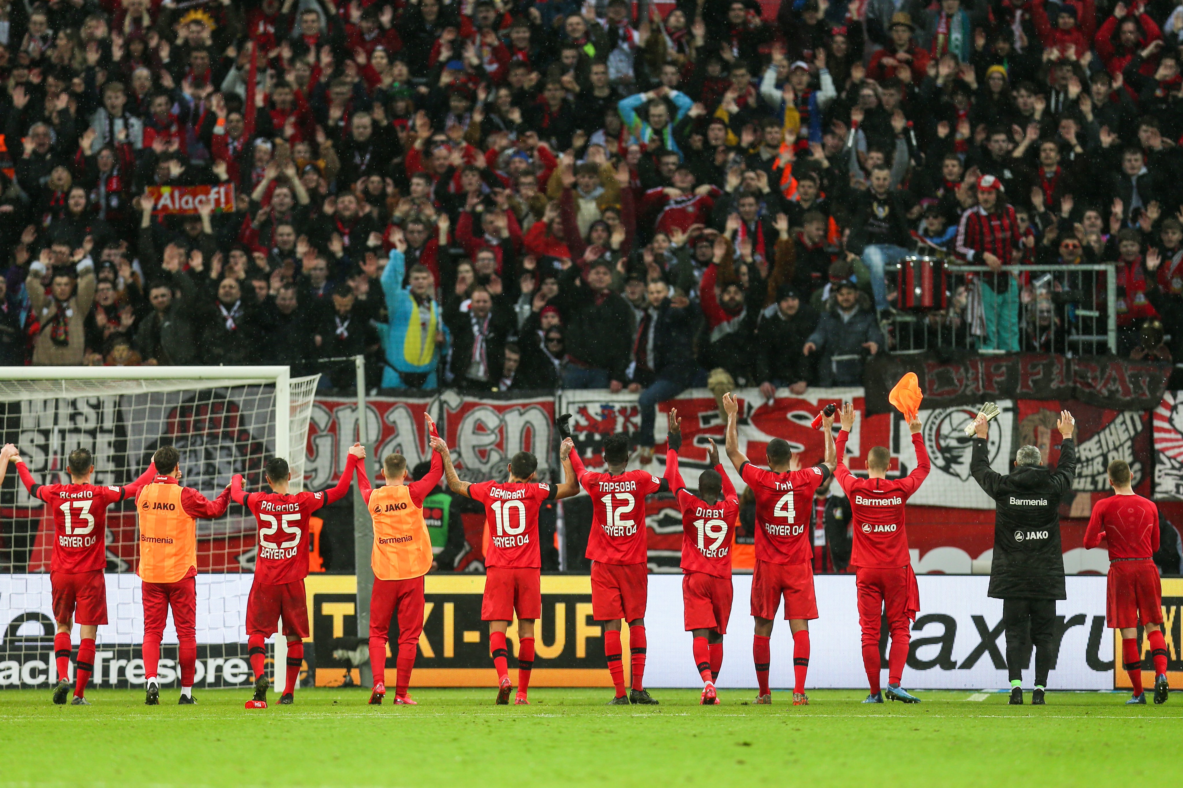 Para pemain Bayern Leverkusen menyapa pendukung mereka usai menang 2-0 atas Augsburg