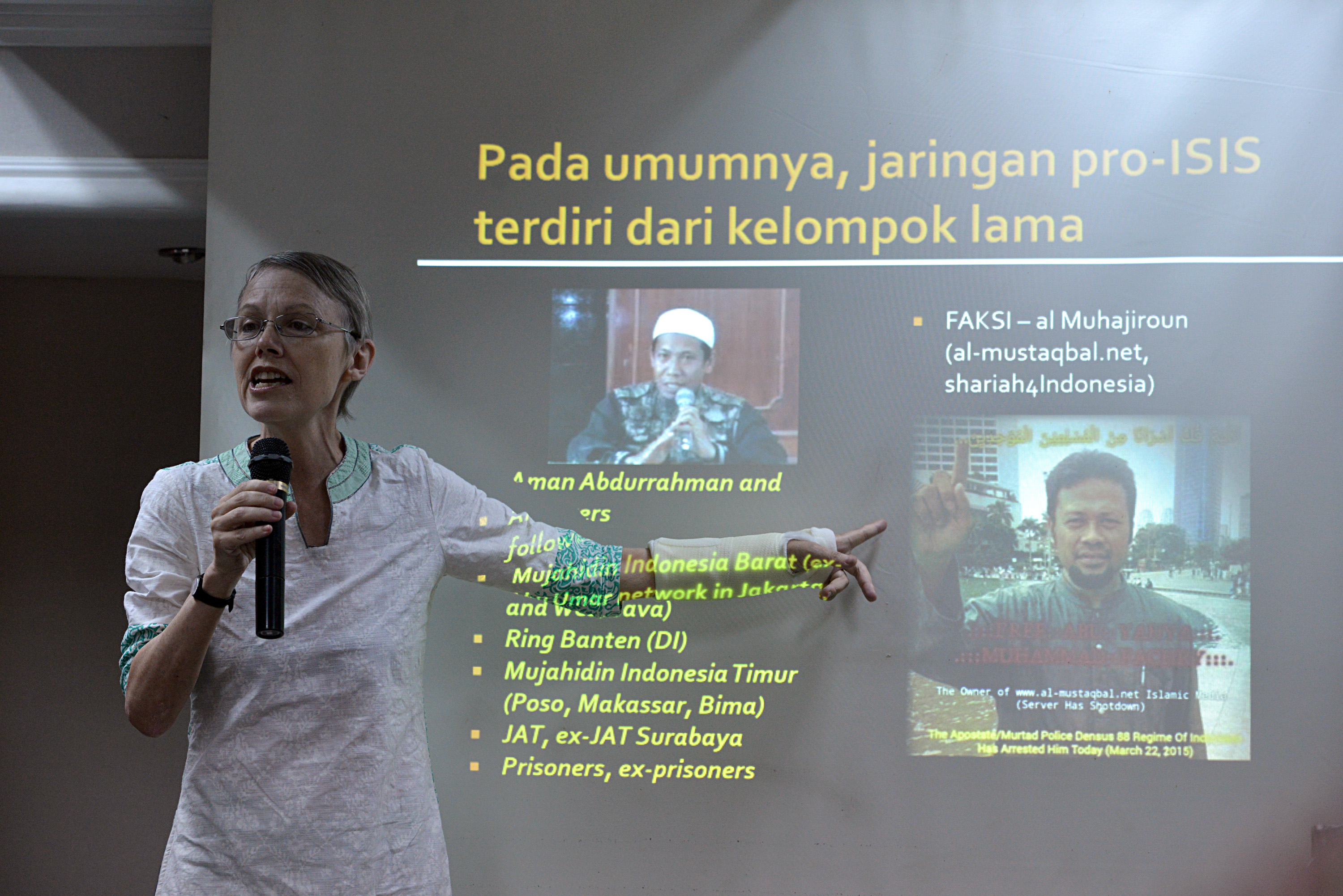 Pengamat terorisme Sidney Jones memaparkan analisa dan pergerakan terorisme di Indonesia dalam diskusi di Institut Peradaban, Tebet, Jakarta