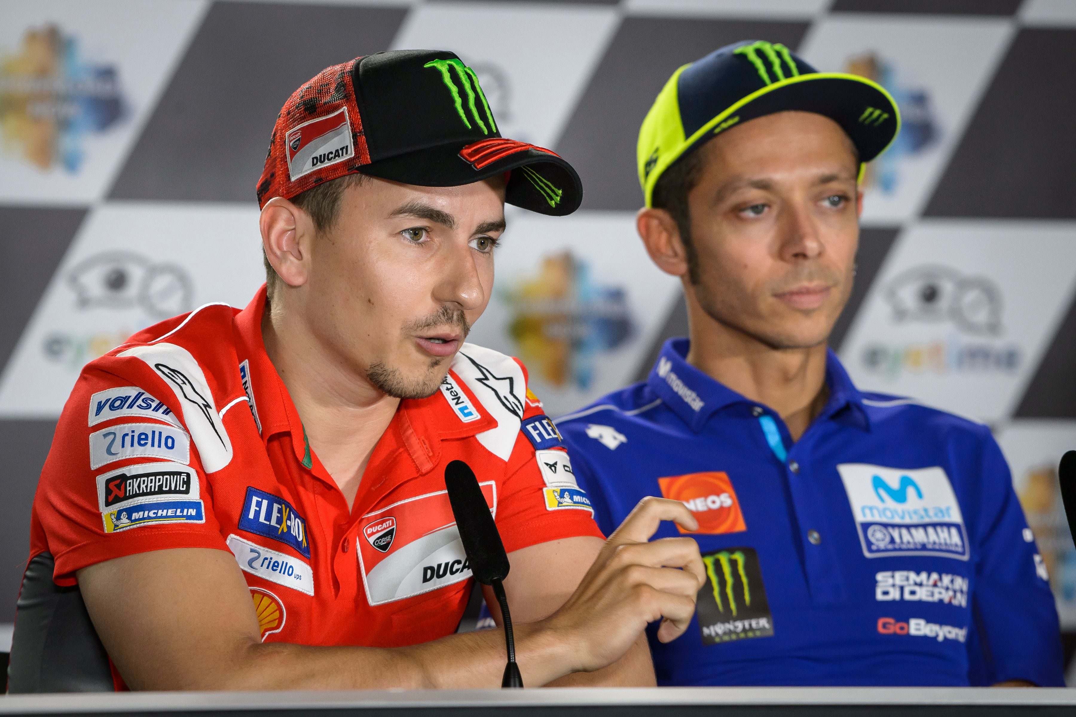 Jorge Lorenzo (kiri) dan Valentino Rossi