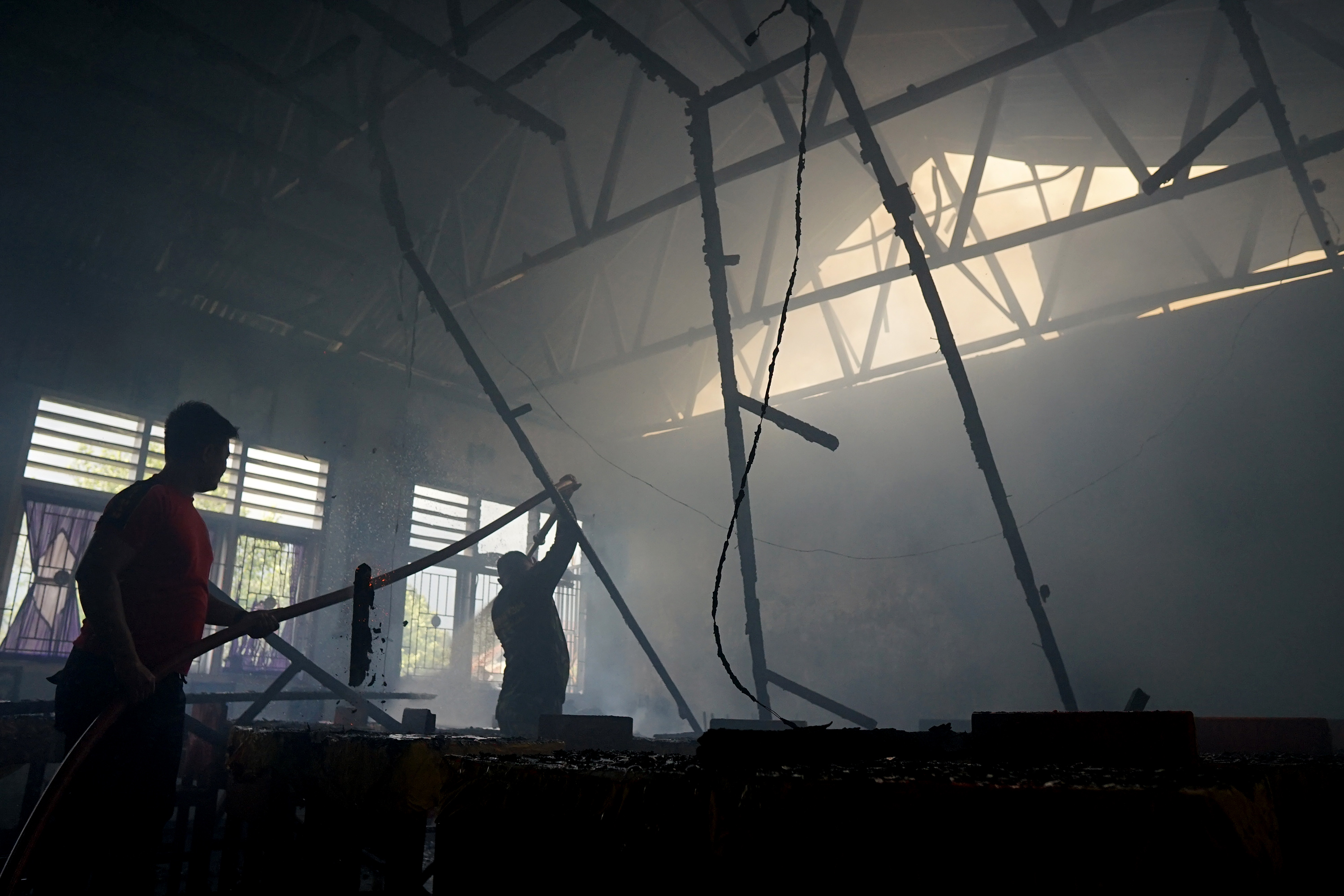 Sejumlah sekolah di  Kabupaten Hulu Sungai Tengah, Kalimantan Selatan, dibakar oleh orang tidak bertanggungjawab.