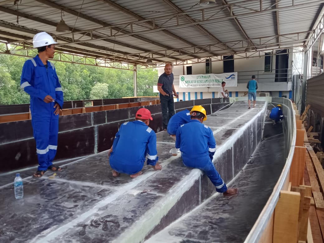 Proses pembuatan kapal terbang diatas laut