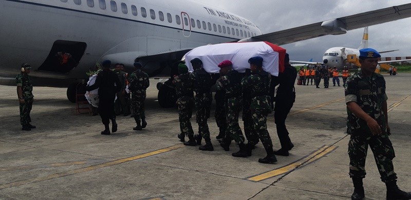 Jenazah saat akan dinaikkan ke dalam pesawat milik TNI AU A7307 di Pangkalan Udara Militer Silas Papare, Sentani, Kabupaten Jayapura.