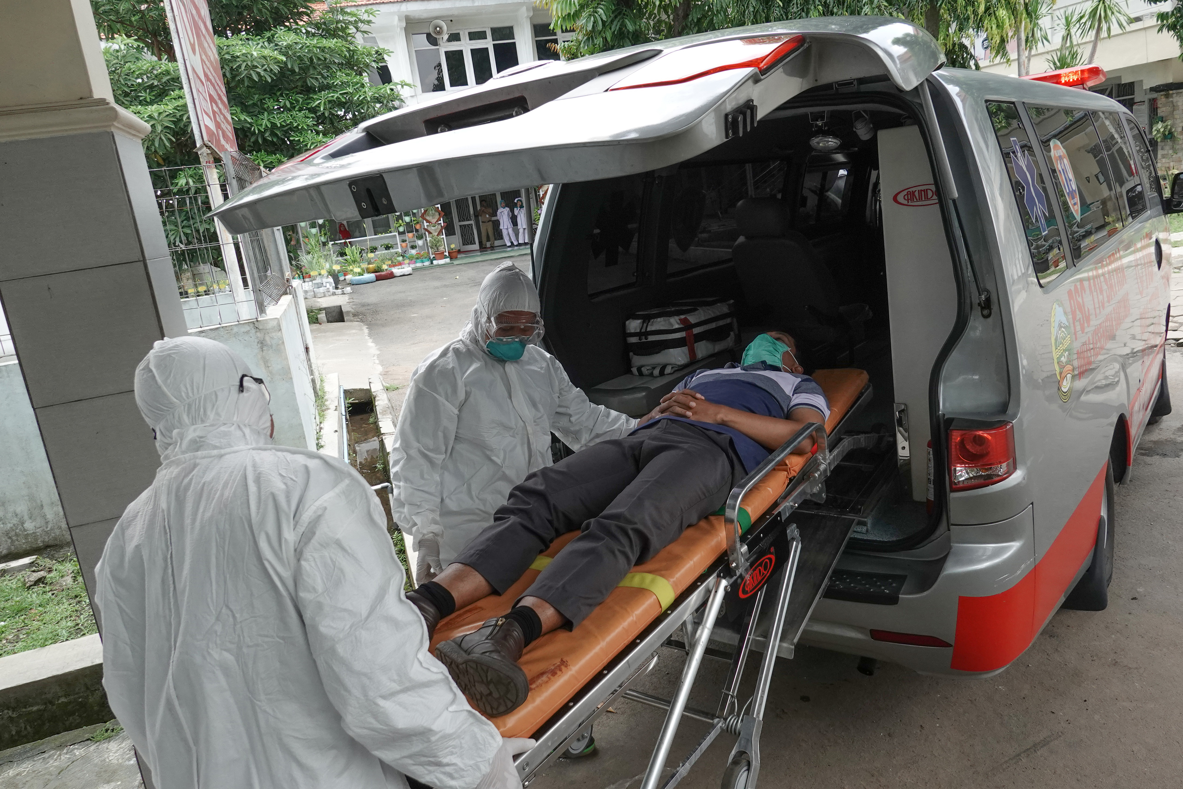 Petugas medis melakukan simulasi penanganan pasien terjangkit virus Korona di RS Margono Soekarjo Purwokerto, Jawa Tengah.