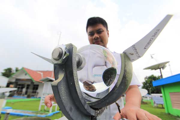 Petugas Badan Meteorologi, Klimatologi dan Geofisika (BMKG) memantau alat pengukur curah hujan di halaman BMKG Stasiun Kertajati.