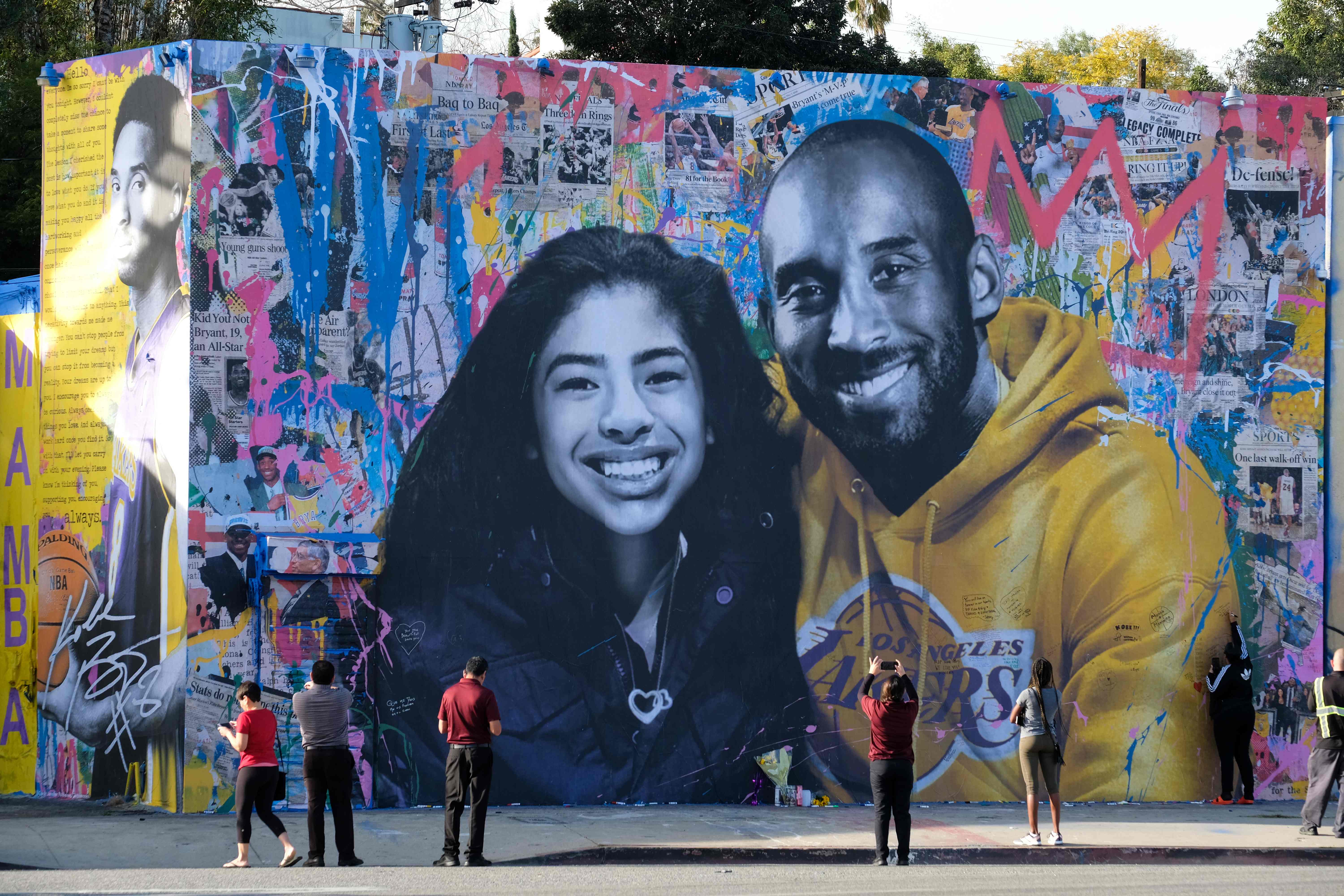 Warga melihat mural yang menampilkan wajah Kobe Bryant dan putrinya, Gianna, di Los Angeles.