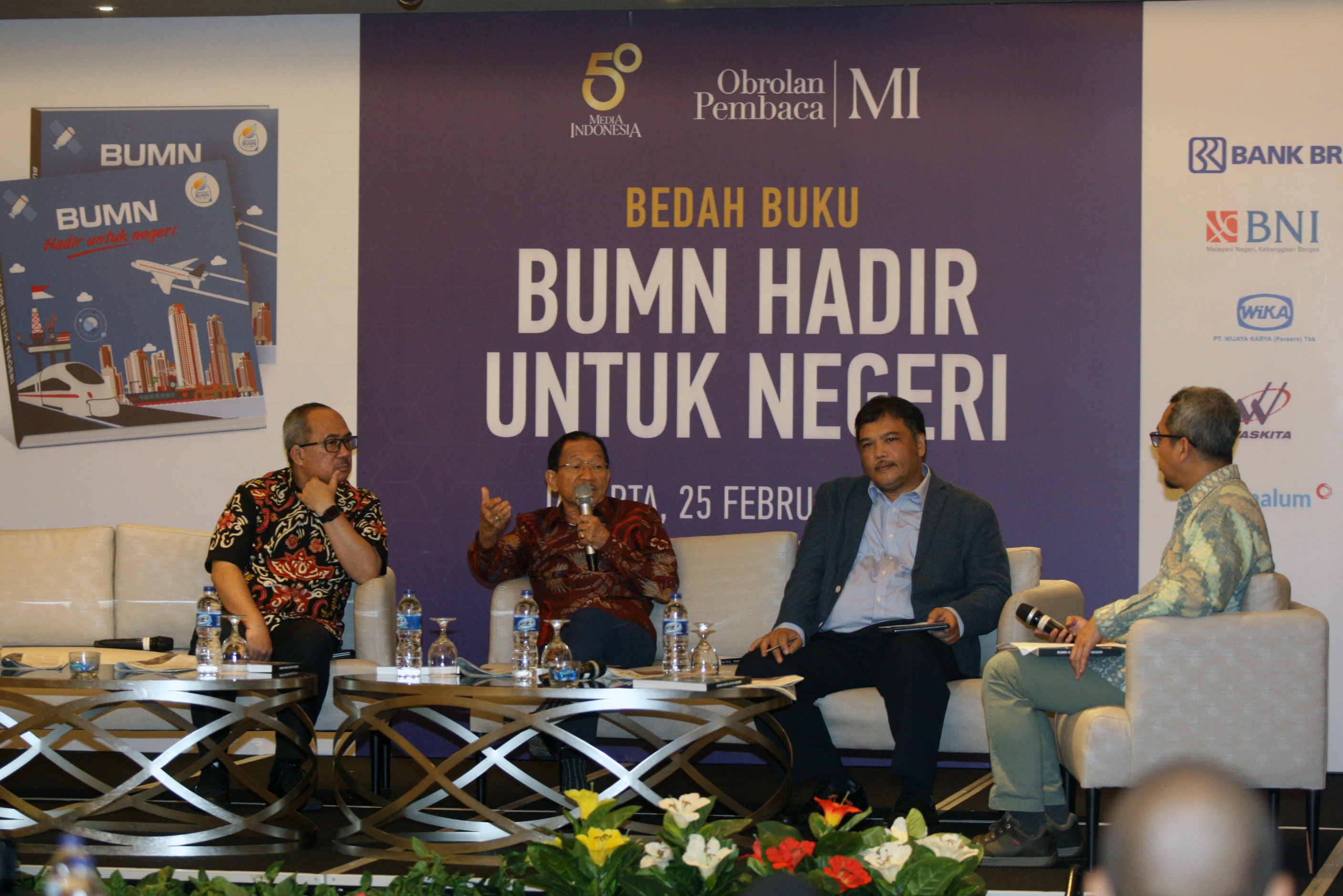 Mantan Menteri BUMN Tanri Abeng berbicara dalam bedah buku BUMN Hadir Untuk Negeri, di Jakarta, Selasa (25/02)