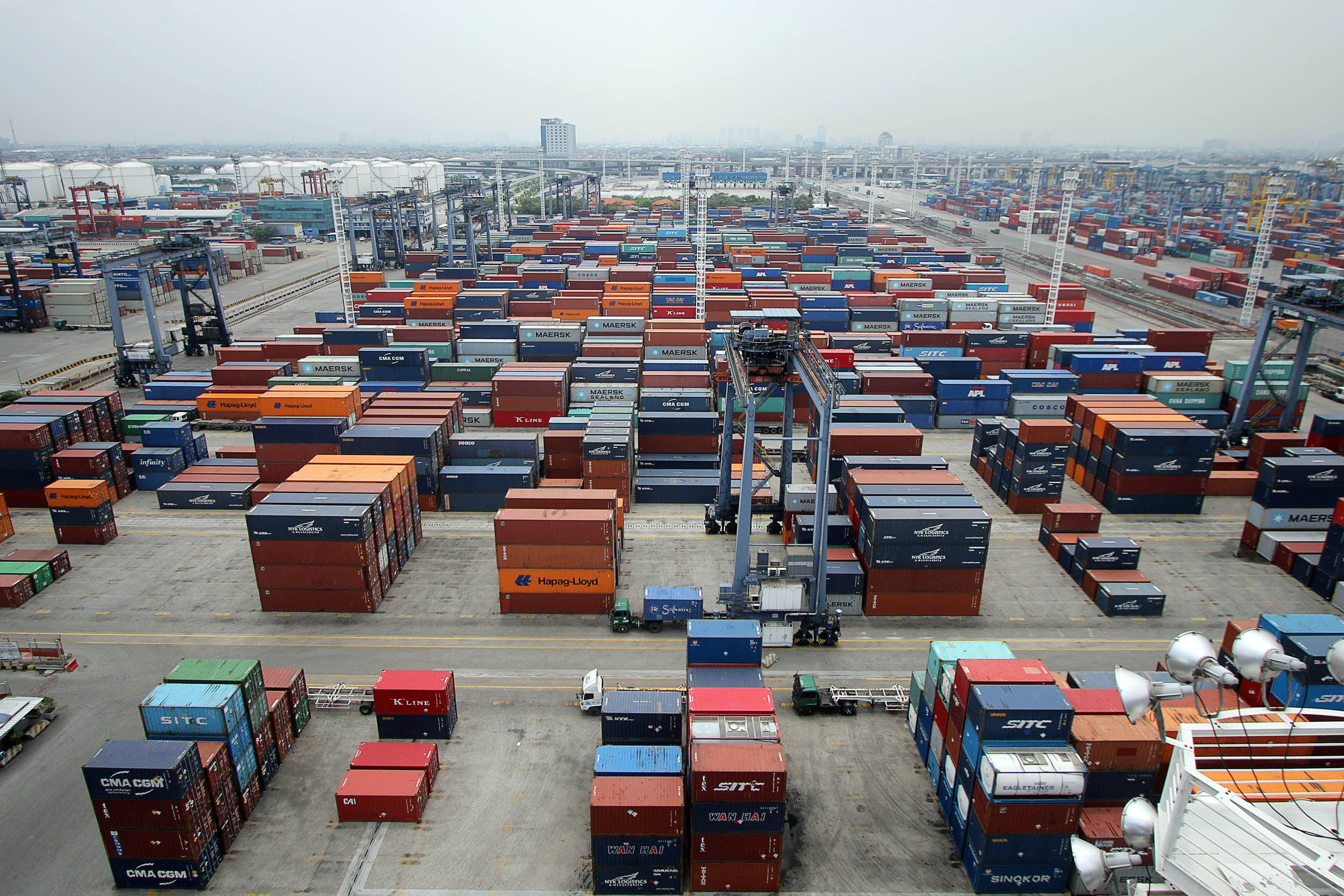  Suasana bongkar muat peti kemas di Pelabuhan Tanjung Priok, Jakarta, Sabtu (19/11/2019).