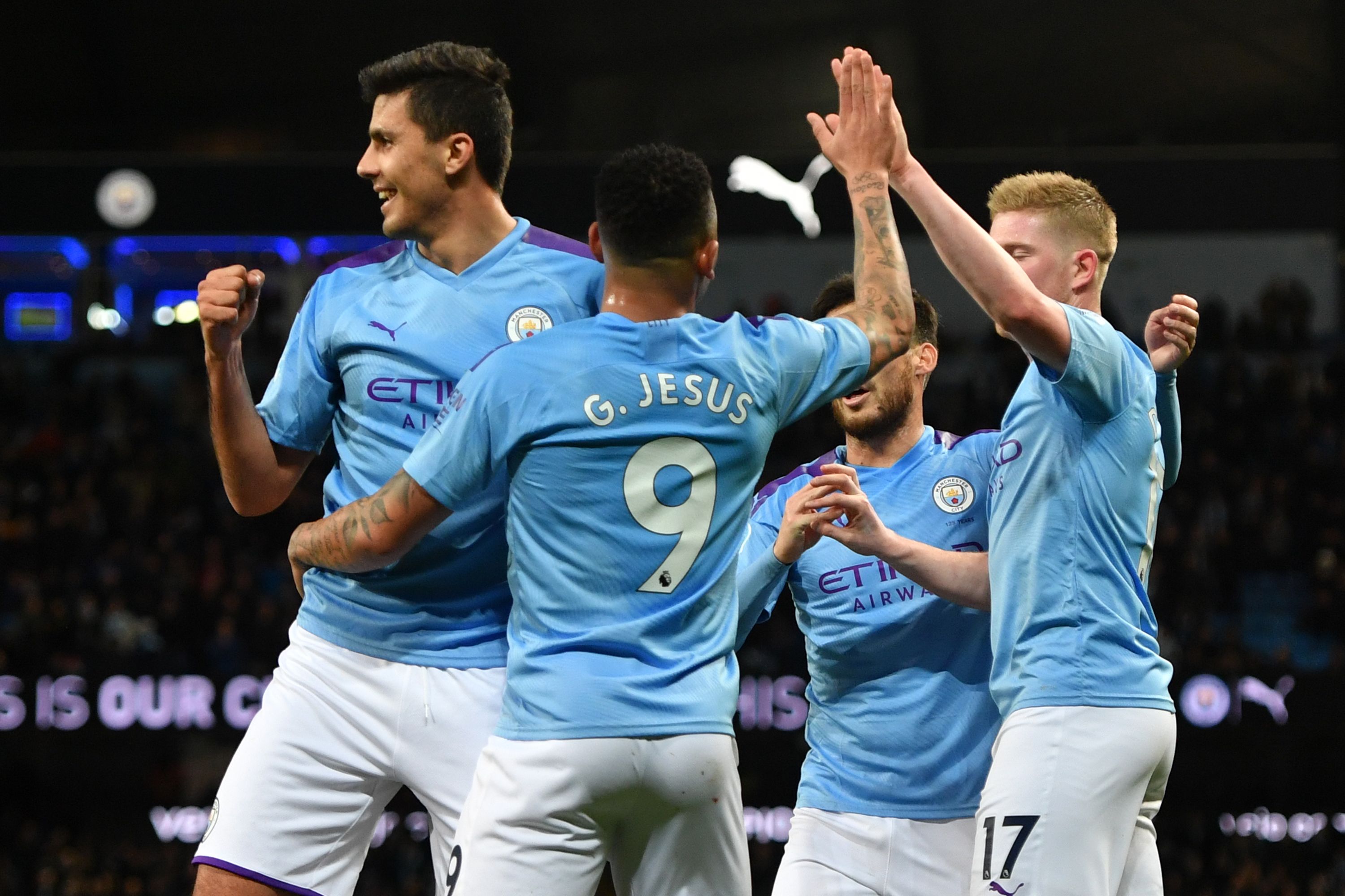 Para pemain Manchester City melakukan selebrasi usai mencetak gol ke gawang West Ham United dalam laga lanjutan Liga Primer Inggris.