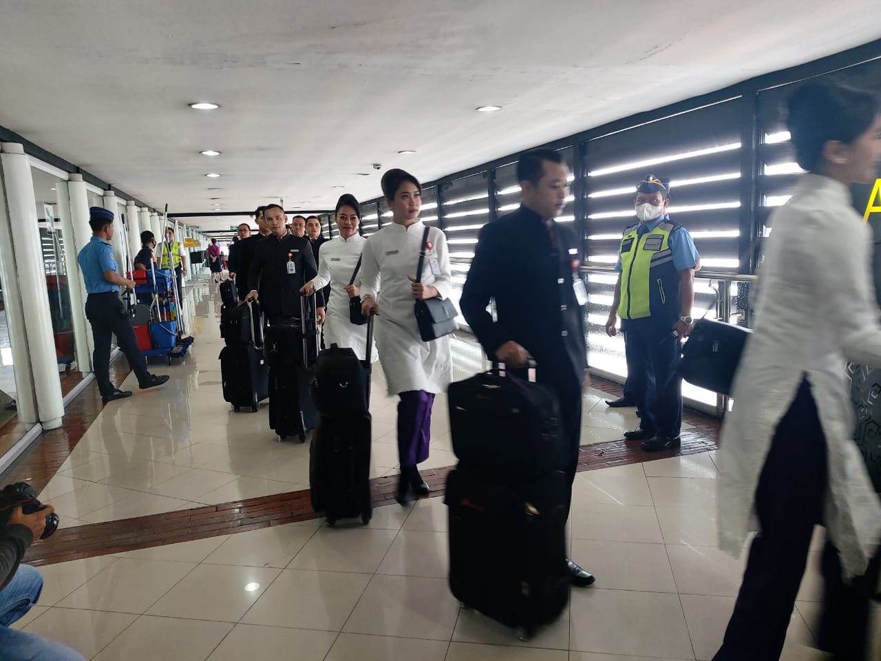Kru Batik Air yang akan dikirim untuk membantu prosea evakuasi WNI dari Wuhan, Tiongkok bersiap berangkat dari Bandara Soekarno-Hatta.