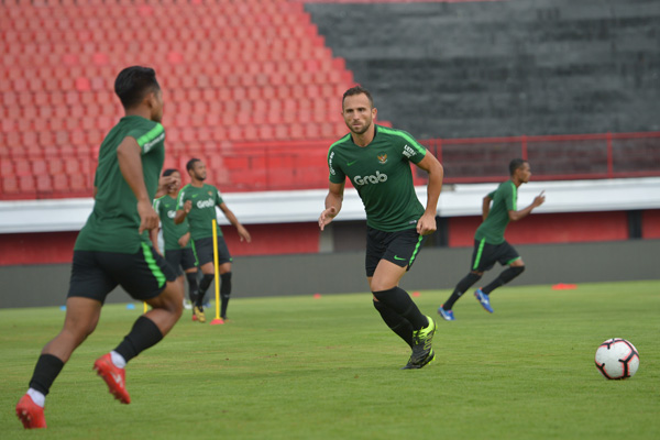 Pemain Timnas senior Indonesia Ilija Spasojevic (kanan) menendang bola ke arah rekannya dalam latihan di Stadion I Wayan Dipta, Gianyar, Bal