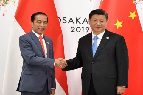 Presiden Joko Widodo (kiri) berjabat tangan dengan Presiden Tiongkok Xi Jinping di KTT G20 di Osaka, Jepang, Jumat 28 Juni 2019.