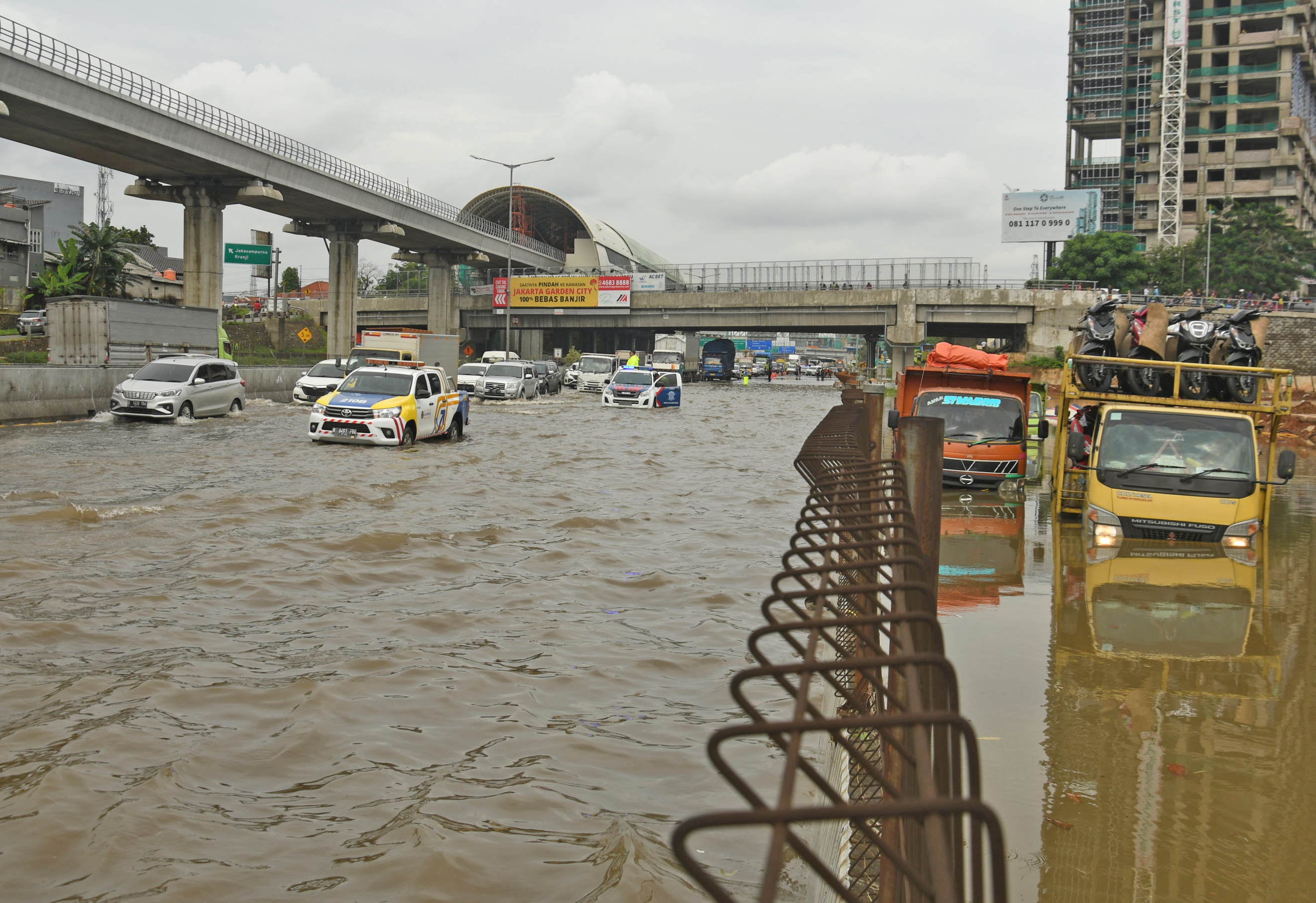 Banjir merendam sebagian ruas tol Jakarta-Cikampek, Selasa (25/2)