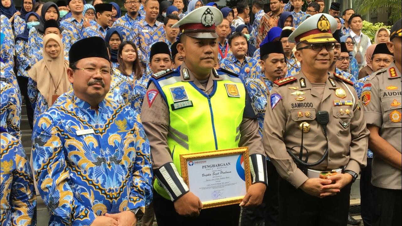 Ombudsman RI memberikan penghargaan kepada Bripka Sigit Prabowo yang menyelamatkan penumpang Transjakarta.