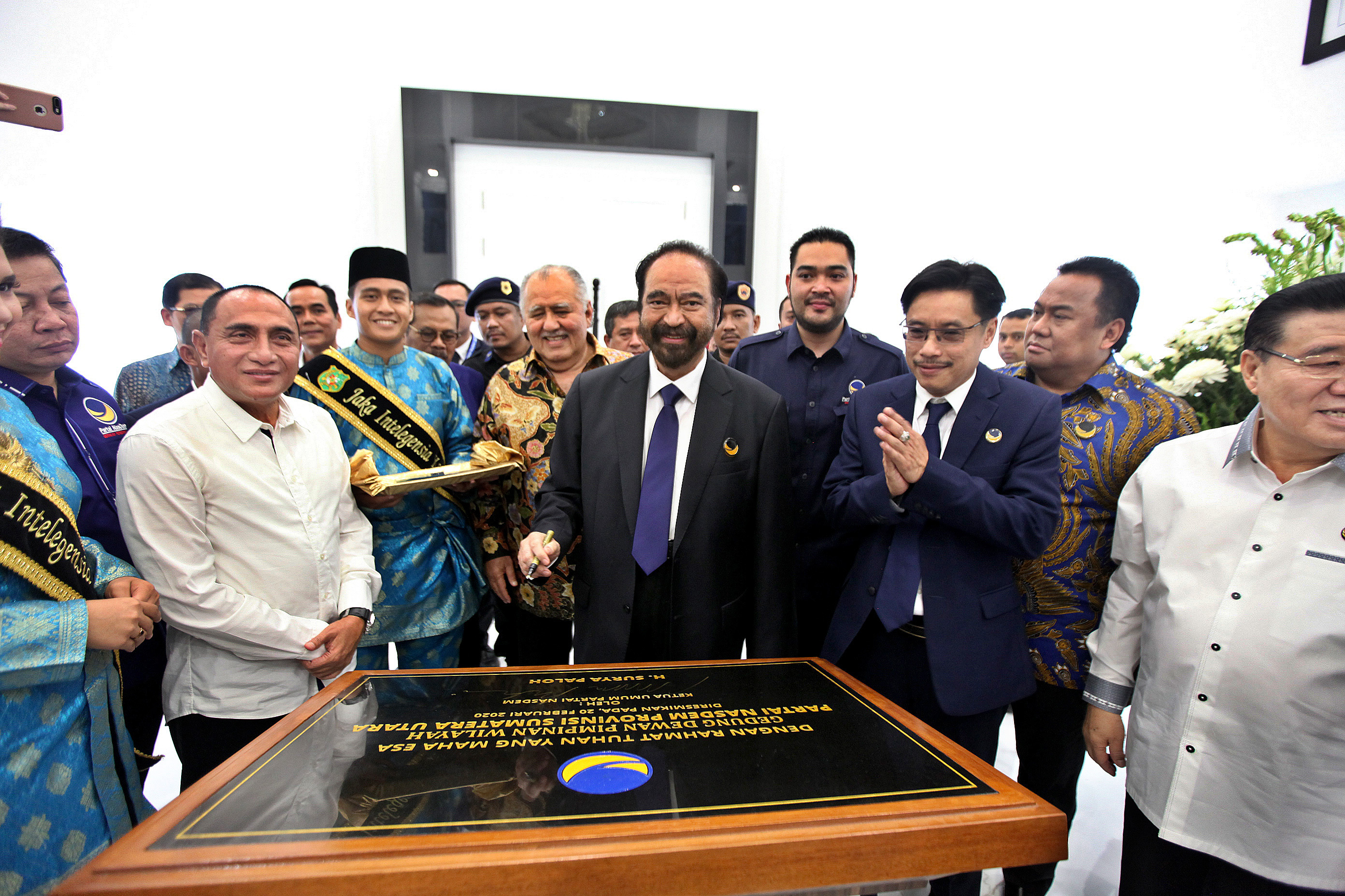 Ketua Umum Partai NasDem Surya Paloh (tengah) didampingi Gubernur Sumatera Utara Edy Rahmayadi (kiri), Ketua Bapilu Partai NasDem Prananda.