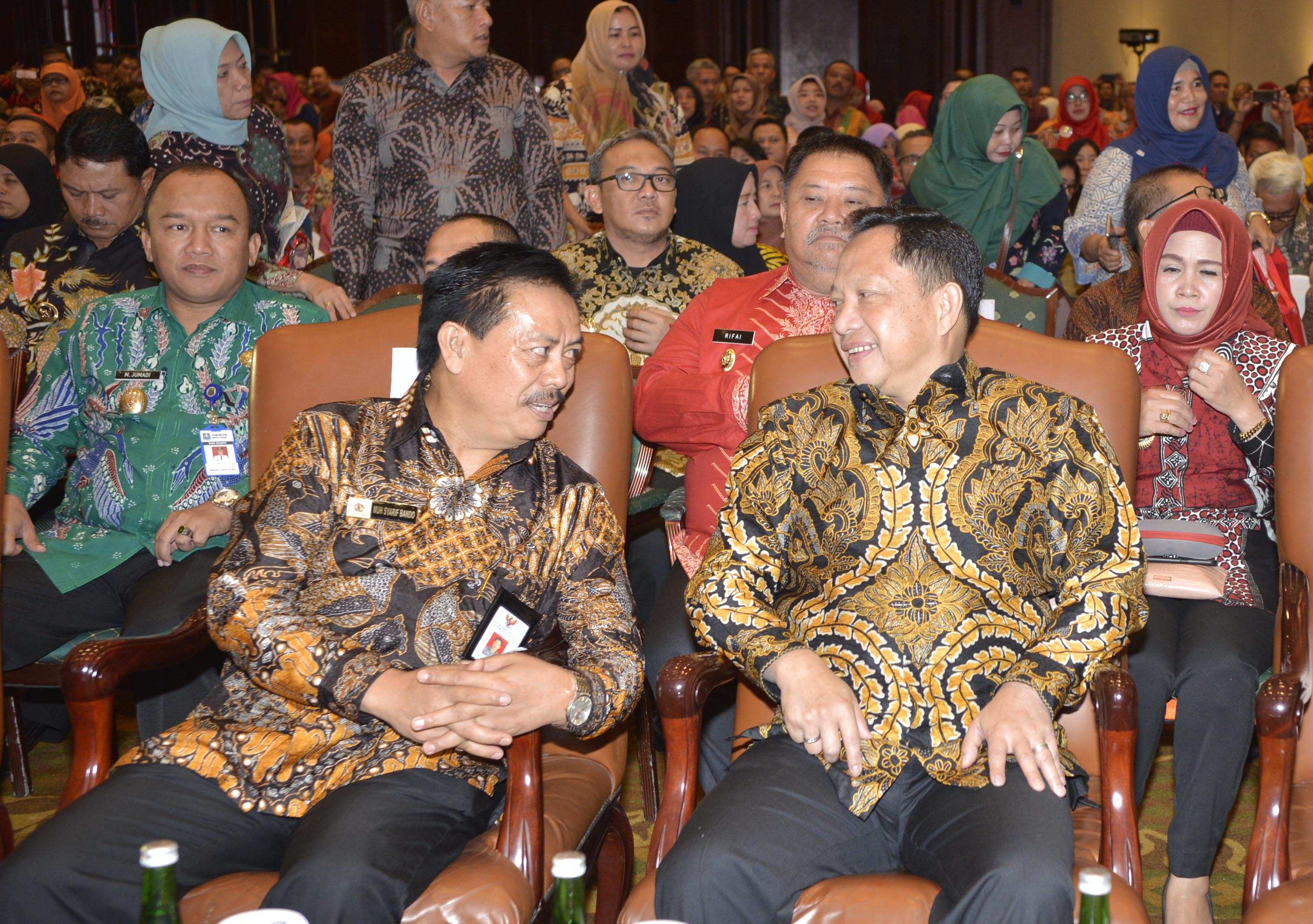 Mendagri Tito Karnavian (kanan) berbicara dengan Kepala Perpustakaan Nasional Muhammad Syarif Bando (kiri) di Rakornas Perpustakaan Nasional
