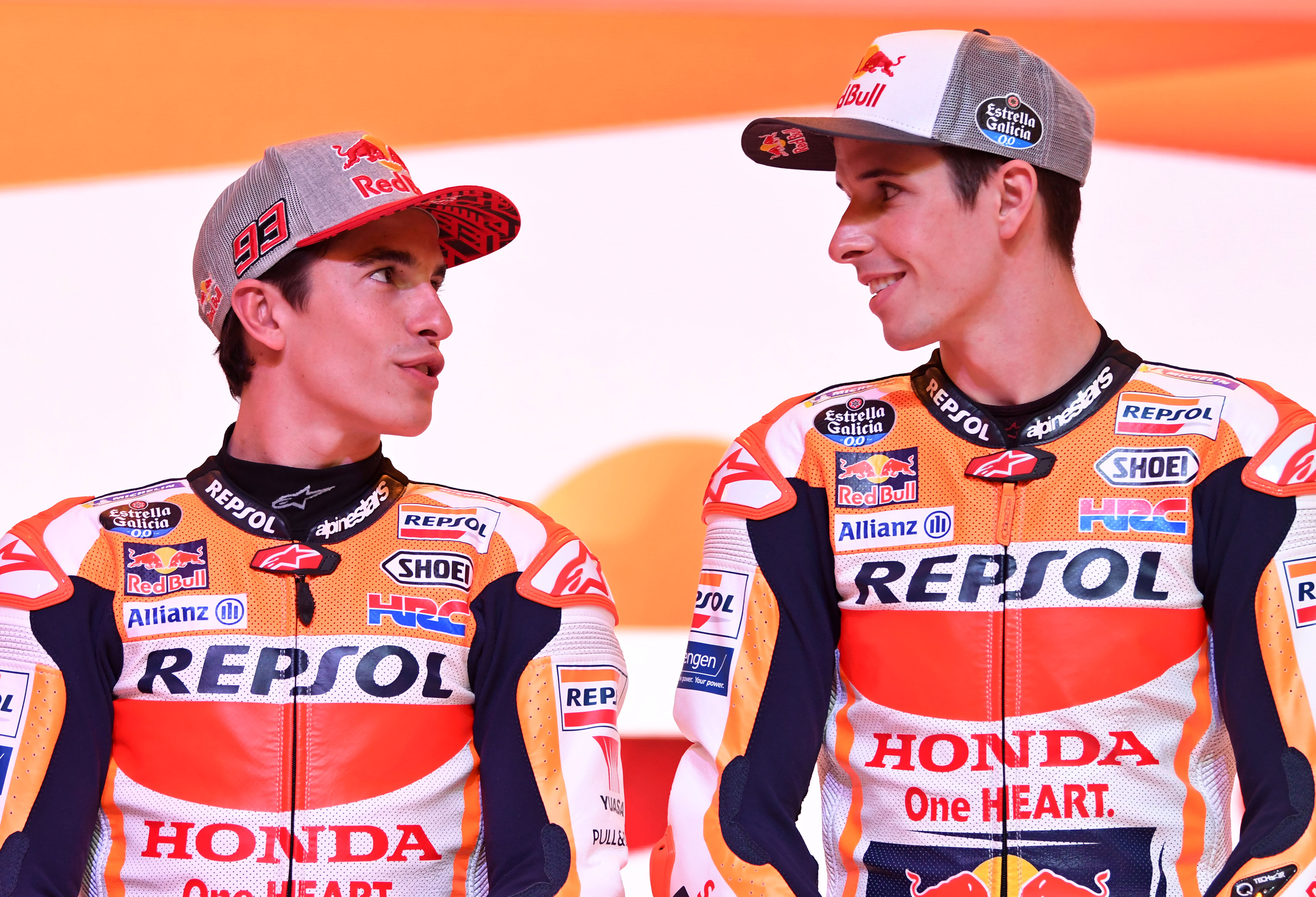 PELUNCURAN TIM MOTO GP REPSOL HONDA: Pembalap Marc Marquez (kiri) dan pembalap Alex Marquez mengobrol saat peluncuran tim Moto GP Repsol Hon