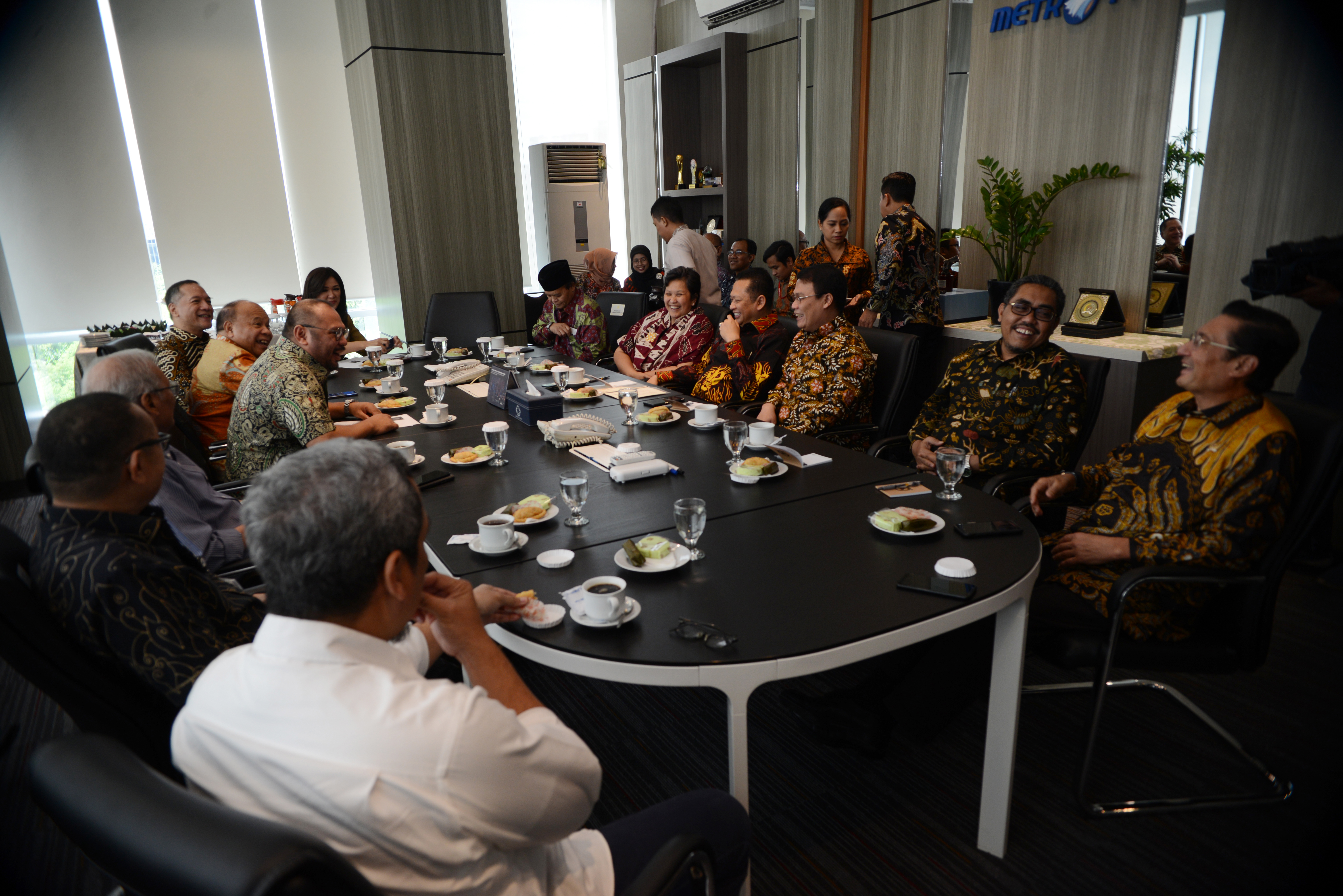 (Dari kanan) Ketua MPR Bambang Soesatyo bersama Wakil Ketua MPR Lestari Moerdijat dan Hidayat Nur Wahid berbincang dengan pimpinan Media Gro