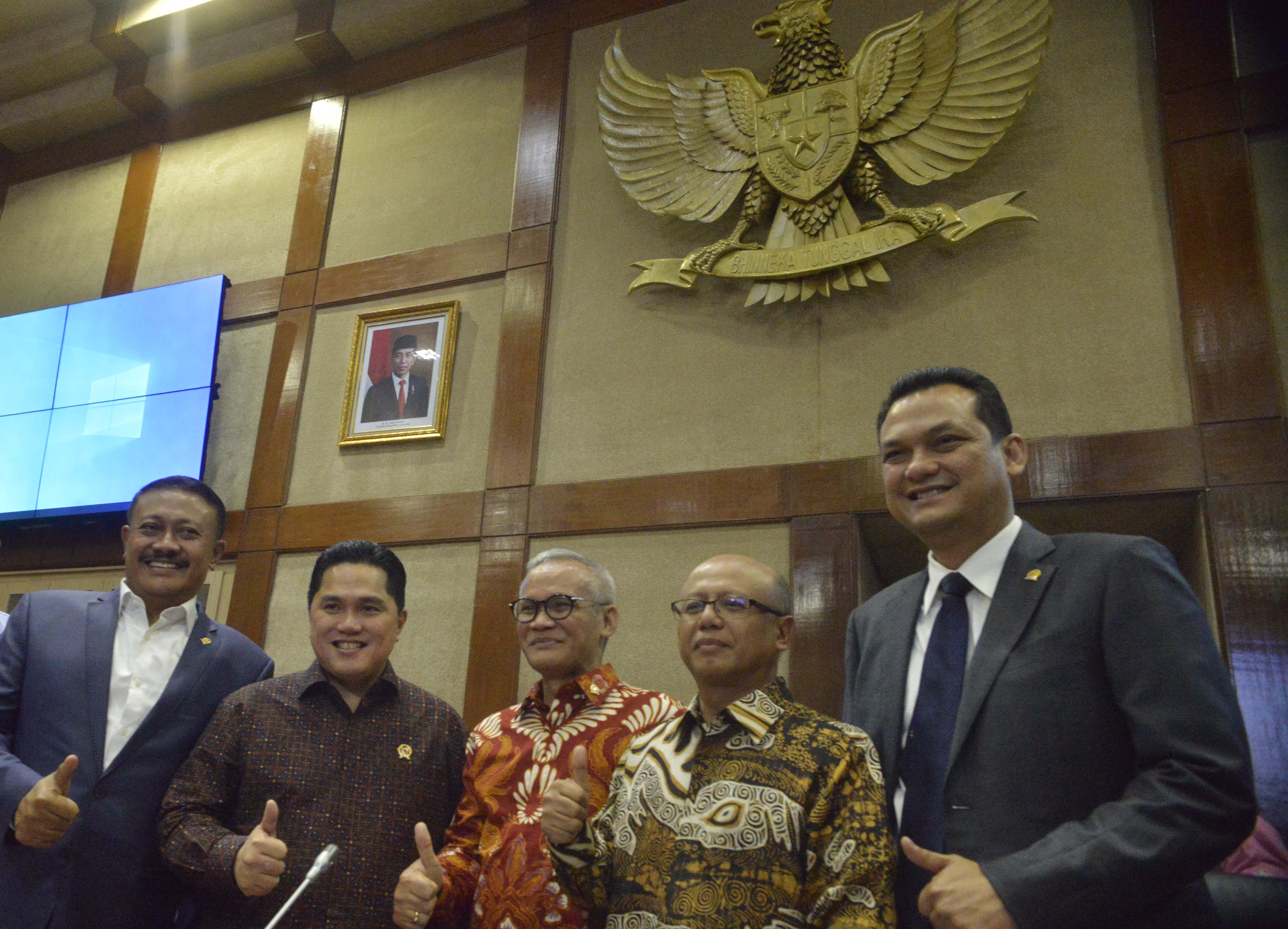 Ketua Panja Jiwasraya yang juga Wakil Ketua Komisi VI Aria Bima (tengah) di Ruang Komisi VI, DPR, Jakarta, 29 Januari lalu.
