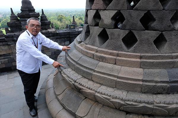 Candi Borobudur Dinodai Bekas Permen Karet