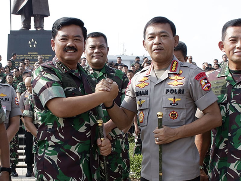 Panglima TNI Marsekal TNI Hadi Tjahjanto (kiri) dan Kapolri Jenderal Pol Idham Aziz