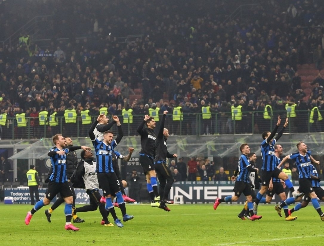 Para pemain Inter Milan merayakan kemenangan mereka atas AC Milan di laga lanjutan Serie A