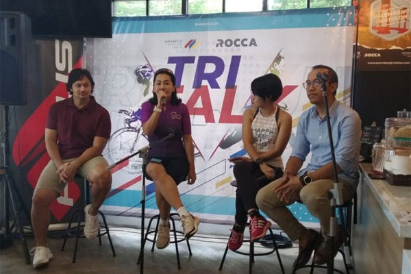 Wakil Ketua Pelaksana Palembang Triathlon 2020, Liza Sako (kedua dari kiri) memberikan keterangan persiapan Indonesia Triathlon Series 2020 
